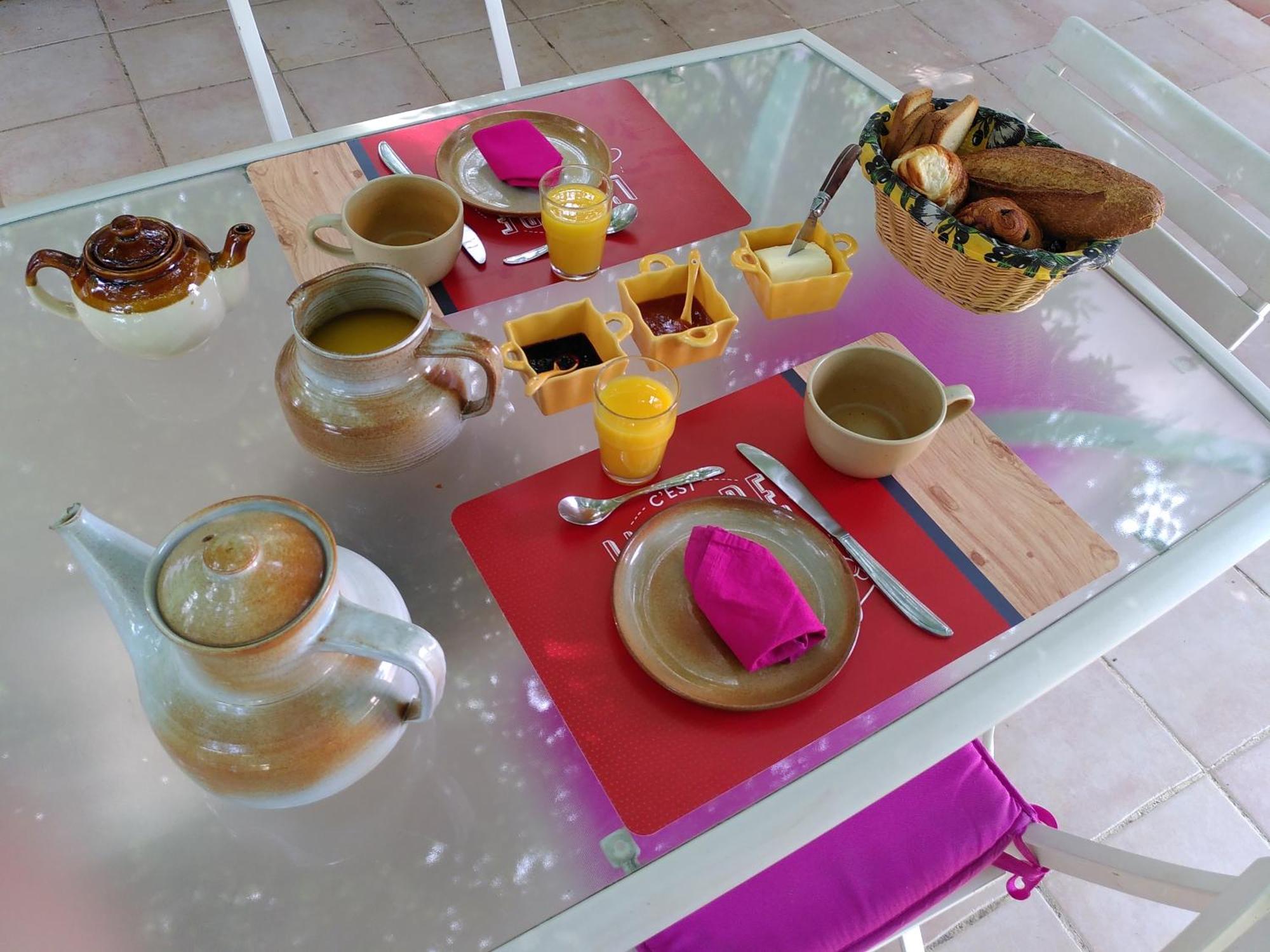 Au Nid De Mes Anges Bed & Breakfast Entrecasteaux Ngoại thất bức ảnh